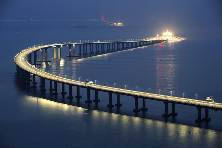 23 октября 2018 года, официально объявлено, что самый длинный в мире морской мост открыт для движения.