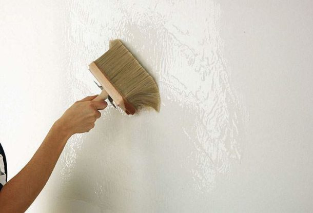​Как правильно грунтовать стены перед поклейкой обоев и чем лучше обрабатывать поверхность